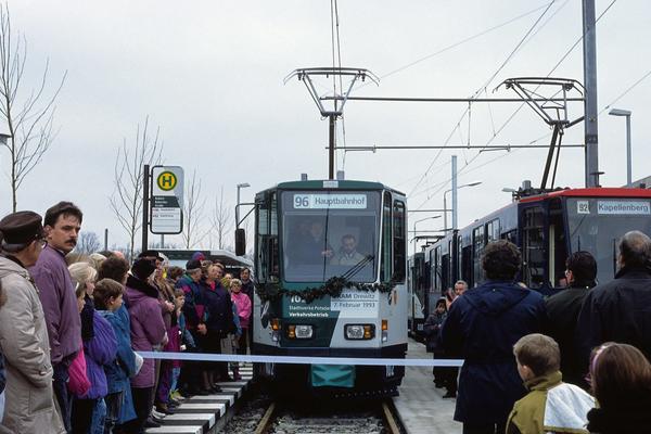 Streckeneröffnung Tram Wohngebiet Drewitz 07.02.1993; Haltestelle Robert-Baberske-Straße;  Foto: Holger Schöne